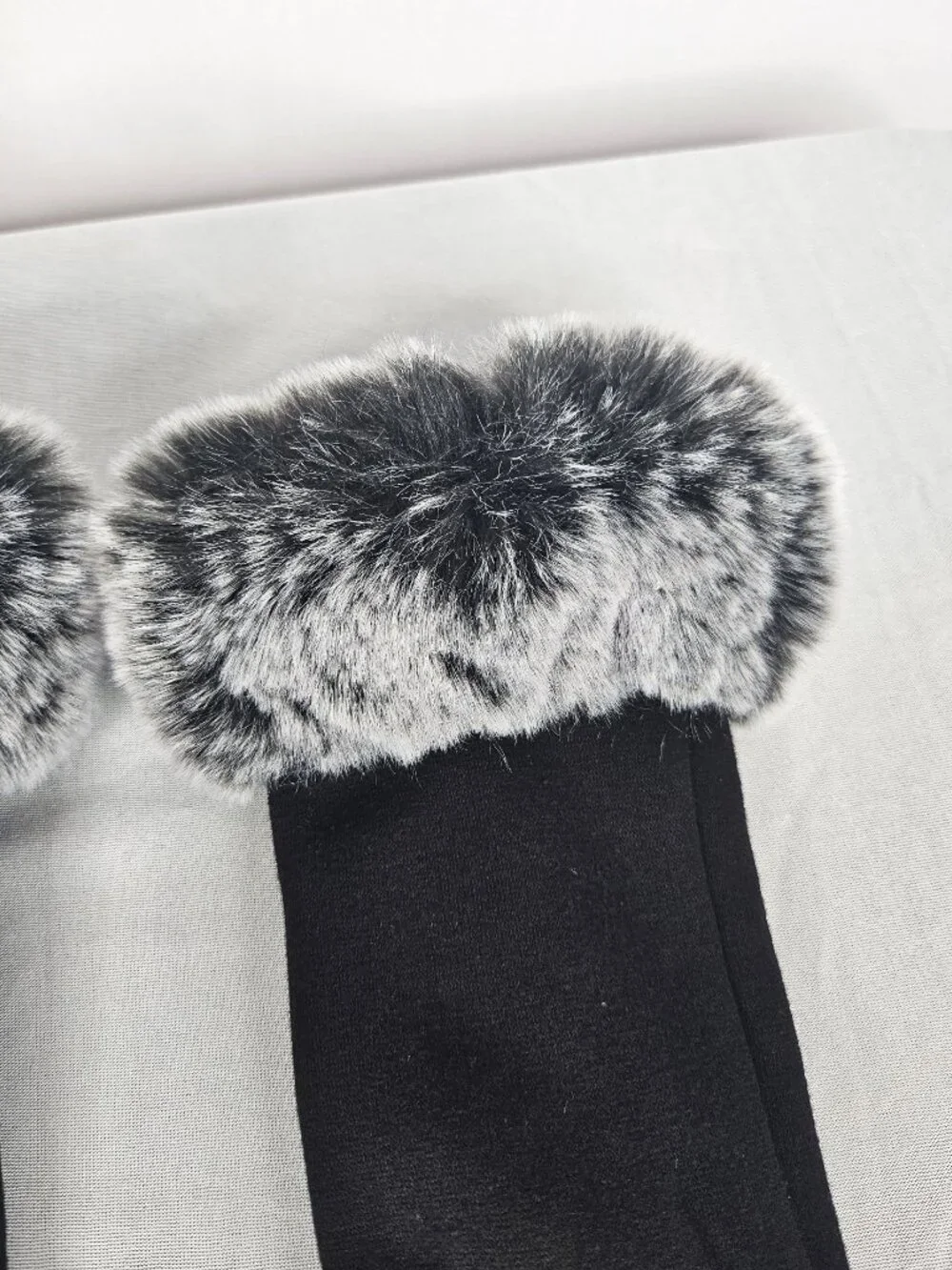 2 Chic Touchscreen Gloves | Faux Fur Cuff | Black Gray | Small NWOT